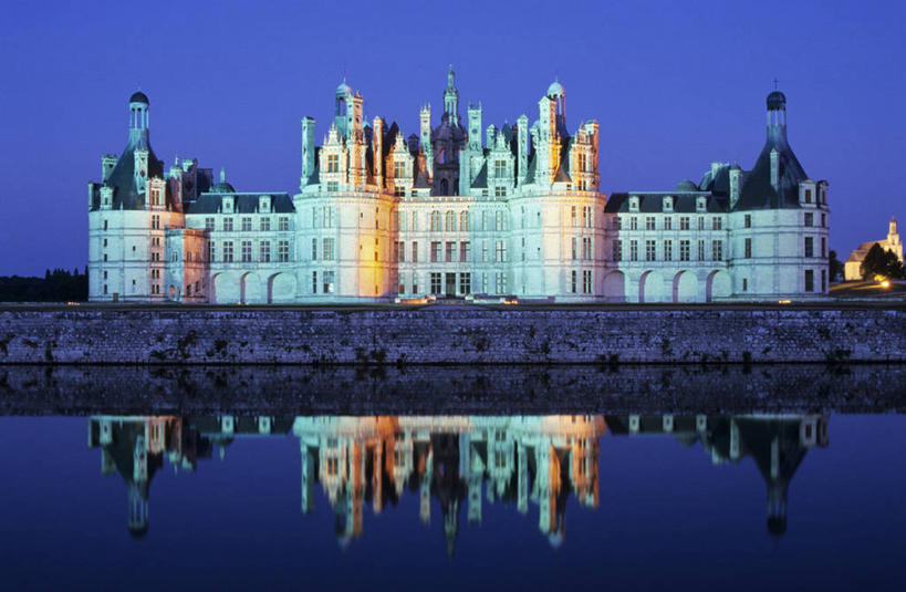 无人,横图,室外,夜晚,正面,旅游,度假,河流,水,标志建筑,地标,建筑,法国,欧洲,阴影,光线,影子,堡垒,城堡,河水,水流,灯光,娱乐,建设,蓝色,倒影,蓝天,天空,天,享受,休闲,旅游胜地,放松,倒映,西欧,要塞,法兰西,法兰西共和国,卢瓦尔河地区,法兰西第五共和国,反照,卢瓦尔,卢瓦尔大区,卢瓦尔河大区,设防,香波城堡,彩图