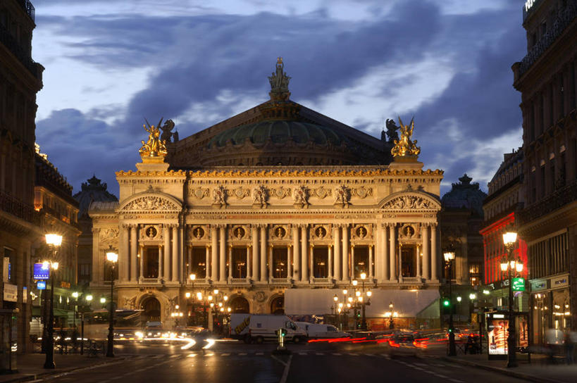 无人,横图,室外,白天,正面,旅游,度假,日落,标志建筑,道路,地标,建筑,剧院,路,路灯,汽车,照明,雕塑,法国,巴黎,欧洲,阴影,艺术,装饰,光线,雕刻,雕像,影子,晚霞,霞光,落日,小路,灯光,歌剧院,交通,首都,娱乐,建设,车,灯,黄昏,工艺品,交通工具,轿车,享受,休闲,旅游胜地,彩霞,放松,纪念,照亮,美术,照明设备,西欧,法兰西,载具,主题,陈列,法兰西共和国,功能,美学,法兰西第五共和国,法兰西岛,夕照,薄暮,巴黎歌剧院,法兰西岛大区,加尼叶歌剧院,夕阳,彩图,傍晚,剧场,巴黎省,巴黎市,斜阳