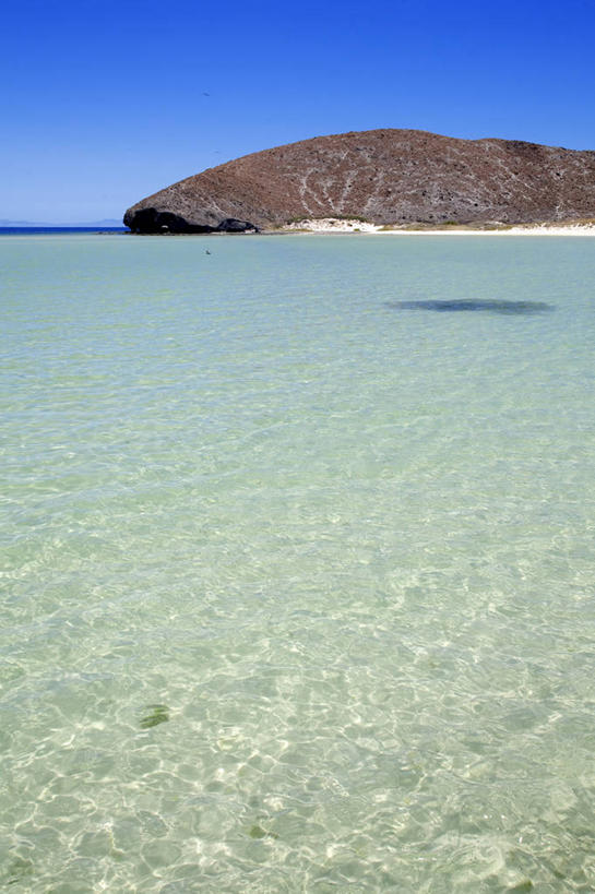 无人,竖图,室外,白天,正面,旅游,度假,海浪,海洋,美景,沙滩,山,山脉,墨西哥,阴影,光线,沙子,影子,海岸,景观,浪花,山峰,沙地,山峦,娱乐,蓝色,蓝天,天空,阳光,自然,海水,群山,天,享受,休闲,景色,放松,晴朗,北美,北美洲,自然风光,美洲,海景,万里无云,首府,北亚美利加洲,亚美利加洲,墨西哥合众国,仙人掌王国,南下加利福尼亚,南下加利福尼亚州,拉巴斯,大海,风浪,海,海水的波动,海滩,近岸浪,涌浪,晴空,晴空万里,彩图