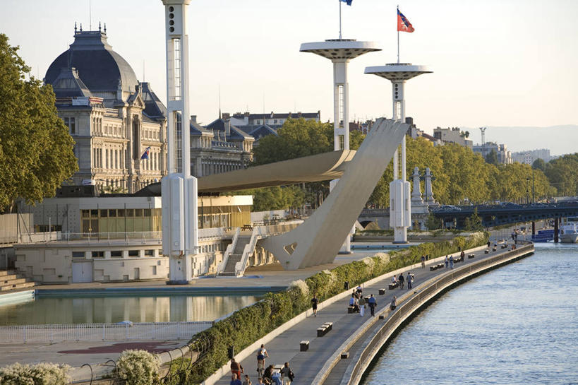 西方人,家,走,横图,室外,白天,正面,旅游,度假,河流,树林,水,植物,标志建筑,地标,建筑,旗帜,国旗,法国,欧洲,欧洲人,行人,服装,房屋,屋子,河水,水流,许多人,注视,休闲装,娱乐,建设,楼房,路人,住宅,树,树木,衣服,绿色,天空,自然,天,观察,看,一群人,享受,休闲,休闲服,旅游胜地,放松,服饰,生长,成长,观看,察看,西欧,关注,法兰西,法兰西共和国,首府,里昂,法兰西第五共和国,过客,罗讷省,男人,男性,年轻男性,年轻女性,女人,女性,白种人,旗,步行,散步,走路,半身,彩图,房子,罗讷.阿尔卑斯,罗讷.阿尔卑斯大区,罗纳河,罗讷河