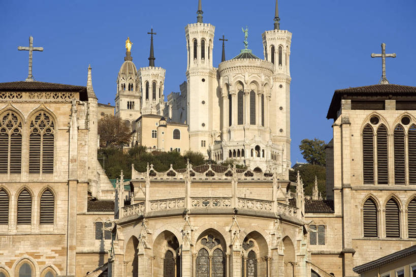 无人,教堂,横图,室外,白天,仰视,旅游,度假,植物,窗户,标志建筑,地标,建筑,法国,欧洲,阴影,节日,光线,十字架,影子,文化,娱乐,建设,玻璃窗,树,树木,蓝色,绿色,蓝天,天空,阳光,自然,天,祈祷,享受,休闲,健康,旅游胜地,放松,许愿,宗教,信仰,生长,晴朗,成长,纪念,祈求,西欧,法兰西,信念,万里无云,法兰西共和国,首府,里昂,法兰西第五共和国,罗讷省,平安,晴空,晴空万里,彩图,低角度拍摄,大教堂,礼拜堂,罗讷.阿尔卑斯,罗讷.阿尔卑斯大区,圣金巴普蒂斯天主教堂