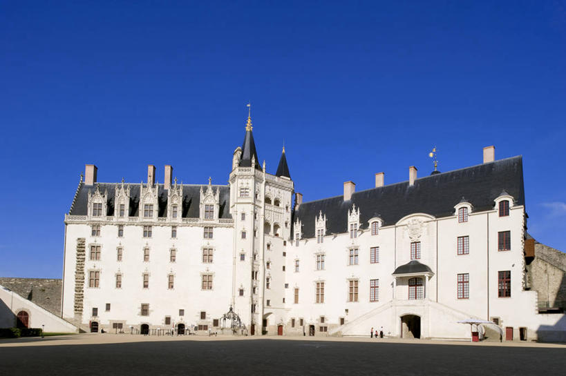 西方人,宫殿,走,横图,室外,白天,仰视,旅游,度假,标志建筑,地标,建筑,法国,欧洲,欧洲人,行人,阴影,服装,光线,影子,许多人,注视,休闲装,娱乐,建设,路人,衣服,蓝色,蓝天,天空,阳光,天,观察,看,一群人,享受,休闲,休闲服,旅游胜地,放松,服饰,晴朗,观看,察看,宫廷,西欧,关注,法兰西,万里无云,法兰西共和国,首府,卢瓦尔河地区,法兰西第五共和国,王宫,卢瓦尔,卢瓦尔大区,卢瓦尔河大区,过客,男人,男性,年轻男性,年轻女性,女人,女性,白种人,晴空,晴空万里,步行,散步,走路,彩图,低角度拍摄,全身,皇宫,大西洋岸卢瓦尔省,大西洋卢瓦尔省,南特,南特区