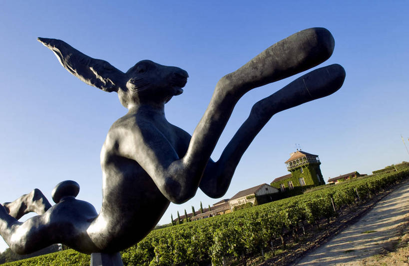 无人,果园,横图,室外,白天,仰视,旅游,度假,美景,田园,楼梯,哺乳动物,雕塑,法国,欧洲,一排,阴影,艺术,整齐,装饰,并列,并排,光线,兔子,雕刻,雕像,影子,阶梯,景观,娱乐,葡萄园,架子,台阶,排列,一只,蓝色,蓝天,天空,阳光,自然,动物,工艺品,庄园,天,享受,休闲,景色,放松,晴朗,纪念,支撑,兔,美术,固定,西欧,队列,法兰西,自然风光,主题,平行,陈列,葡萄架,万里无云,法兰西共和国,首府,波尔多,阿基坦,功能,美学,法兰西第五共和国,亚魁当,波尔多市,吉伦特省,阿基坦大区,吉伦特,晴空,晴空万里,半身,彩图,低角度拍摄,格拉芙佩萨克奥良产区,马尔蒂拉克,史密斯拉菲酒庄