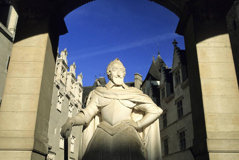 西方人,一个人,无人,坐,横图,室外,白天,仰视,旅游,度假,窗户,标志建筑,地标,建筑,雕塑,法国,欧洲,欧洲人,仅一个男性,仅一个人,仅一个中年男性,阴影,艺术,装饰,光线,雕刻,雕像,影子,云,云朵,云彩,注视,娱乐,建设,玻璃窗,蓝色,白云,蓝天,天空,阳光,工艺品,天,观察,看,享受,休闲,旅游胜地,放松,搭,晴朗,观看,纪念,美术,察看,权利,象征,国王,西欧,搭着,关注,法兰西,主题,陈列,法兰西共和国,法杖,阿基坦,亨利四世,功能,美学,法兰西第五共和国,地位,权杖,权势,英国国王,权位,亚魁当,袍子,阿基坦大区,男人,男性,中年男性,白种人,晴空,坐着,半身,彩图,低角度拍摄,比利牛斯.大西洋省,波城区