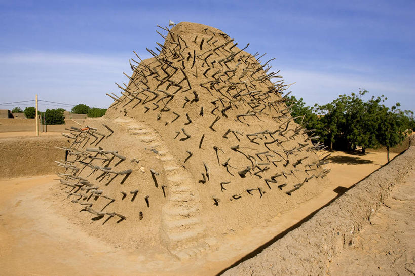 无人,横图,室外,白天,正面,旅游,度假,名胜古迹,山,山脉,植物,标志建筑,地标,建筑,非洲,马里,阴影,遗迹,光线,影子,山峰,云,云朵,山峦,云彩,古迹,文物,娱乐,建设,古建筑,树,树木,蓝色,绿色,白云,蓝天,天空,阳光,自然,群山,天,享受,休闲,墓地,旅游胜地,放松,生长,晴朗,成长,坟墓,陵墓,坟场,古文明,首府,阿非利加洲,马里共和国,西非,尼日尔河,晴空,彩图,阿斯基亚陵,加奥,加奥区