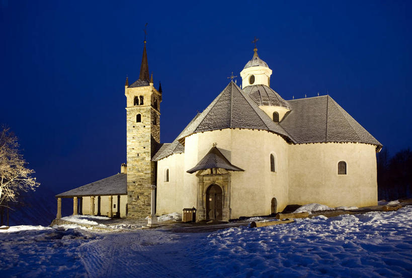 无人,教堂,横图,室外,夜晚,正面,旅游,度假,雪,植物,大雪,标志建筑,地标,建筑,法国,欧洲,阴影,节日,光线,影子,屋顶,积雪,雪景,冬季,冬天,灯光,顶棚,文化,娱乐,建设,树,树木,蓝色,绿色,蓝天,天空,自然,天,祈祷,享受,休闲,健康,旅游胜地,放松,寒冷,许愿,宗教,信仰,生长,成长,纪念,祈求,布列塔尼,西欧,圣马洛,法兰西,信念,法兰西共和国,首府,法兰西第五共和国,严寒,布列塔尼地区,伊勒.维莱讷省,平安,彩图,大教堂,礼拜堂,圣马洛区,圣马罗