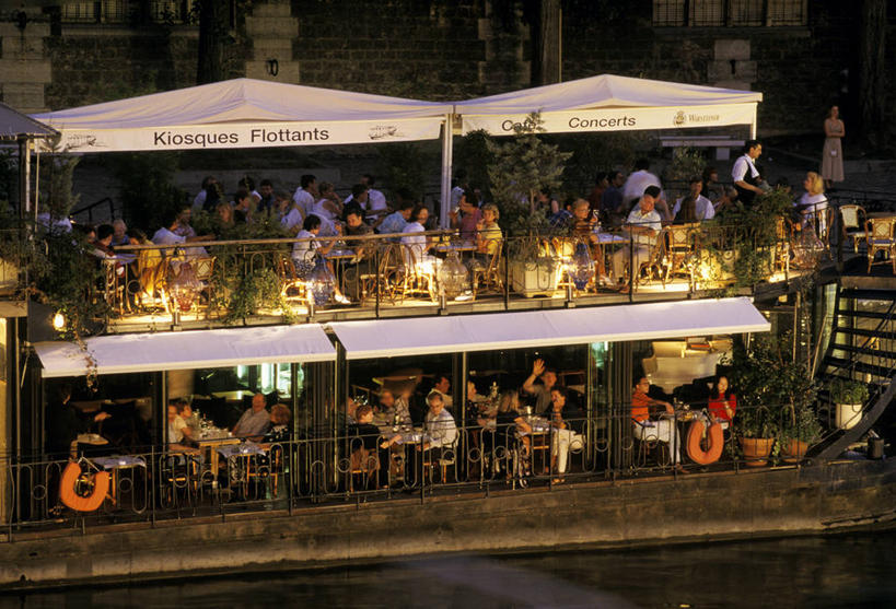 游泳,西方人,伙伴,朋友,服务员,站,坐,举,横图,室外,白天,侧面,友谊,河流,水,法国,巴黎,欧洲,欧洲人,阴影,服装,光线,英文,标志,救生圈,伞,文字,影子,雨伞,遮阳伞,字符,塑料,字母,河水,水流,灯光,首都,许多人,注视,休闲装,标识,阳伞,顾客,衣服,塑料制品,游泳圈,观察,看,托,站着,一群人,休闲,休闲服,充气,服饰,观看,英文字母,察看,太阳伞,救生,西欧,关注,法兰西,塞纳河,咖啡店,咖啡屋,法兰西共和国,法兰西第五共和国,泅水,法兰西岛,主顾,法兰西岛大区,城岛,西岱岛,西堤岛,友情,男人,男性,年轻男性,年轻女性,女人,女性,白种人,服务生,侍者,举起,举手,举着,向上举,向上伸,向上托,站立,坐着,半身,彩图,咖啡馆,斯德岛,西泰岛,巴黎省,巴黎市