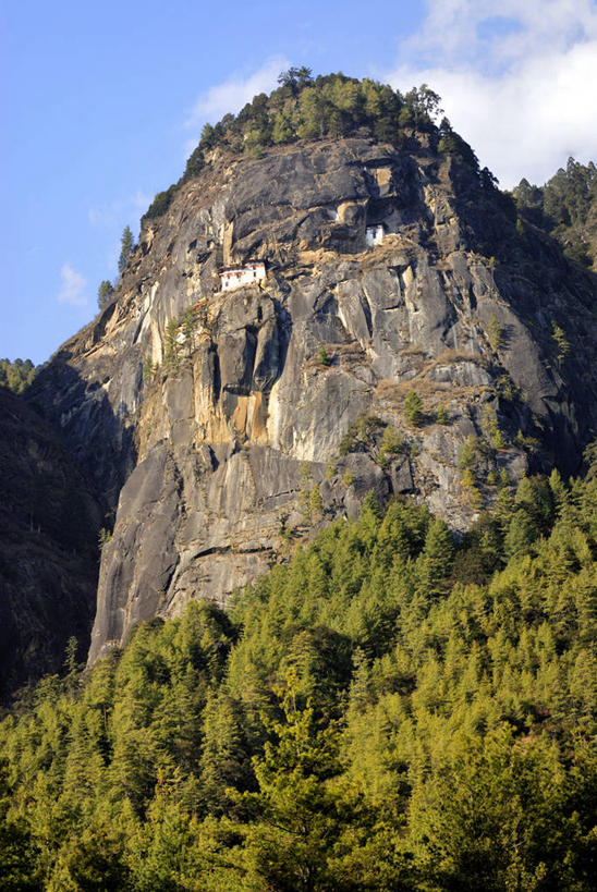 无人,寺庙,竖图,室外,白天,正面,旅游,度假,名胜古迹,森林,山,山脉,树林,植物,标志建筑,地标,建筑,不丹,亚洲,阴影,节日,遗迹,光线,影子,山峰,云,云朵,山峦,云彩,古迹,文化,文物,娱乐,建设,古建筑,树,树木,蓝色,绿色,白云,蓝天,天空,阳光,自然,庙宇,群山,天,祈祷,享受,休闲,健康,旅游胜地,放松,许愿,宗教,佛教,信仰,生长,晴朗,成长,纪念,祈求,南亚,古文明,释教,不丹王国,巴罗,虎穴寺,平安,晴空,彩图,庙,寺,塔克桑寺