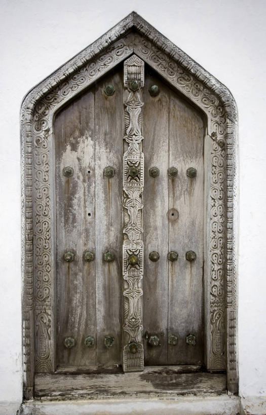 无人,宫殿,竖图,室外,白天,正面,旅游,度假,门,标志建筑,地标,建筑,雕塑,非洲,坦桑尼亚,阴影,艺术,装饰,光线,雕刻,雕像,影子,墙,娱乐,建设,墙壁,墙面,白色,阳光,工艺品,门框,享受,休闲,旅游胜地,放松,纪念,美术,宫廷,主题,陈列,功能,美学,王宫,东非,桑给巴尔,坦桑尼亚联合共和国,占吉巴,奔巴岛,彩图,皇宫