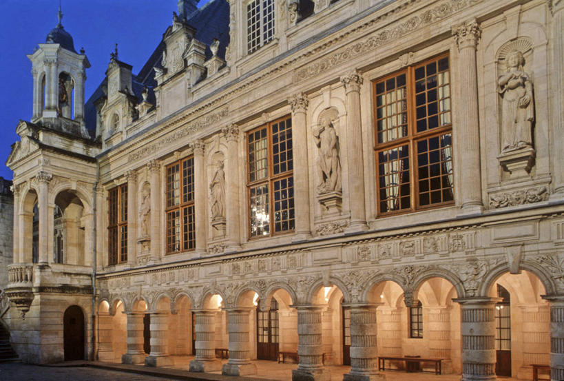 无人,横图,室外,夜晚,正面,旅游,度假,标志建筑,地标,建筑,雕塑,法国,欧洲,一排,阴影,艺术,整齐,装饰,并列,并排,光线,雕刻,雕像,影子,拱门,灯光,娱乐,建设,排列,蓝色,蓝天,天空,工艺品,天,享受,休闲,旅游胜地,放松,纪念,美术,西欧,队列,法兰西,主题,市政厅,平行,陈列,法兰西共和国,功能,美学,法兰西第五共和国,普瓦图.夏朗德,普瓦图.夏朗德大区,滨海夏朗德省,拉罗谢尔,拉罗歇尔,彩图