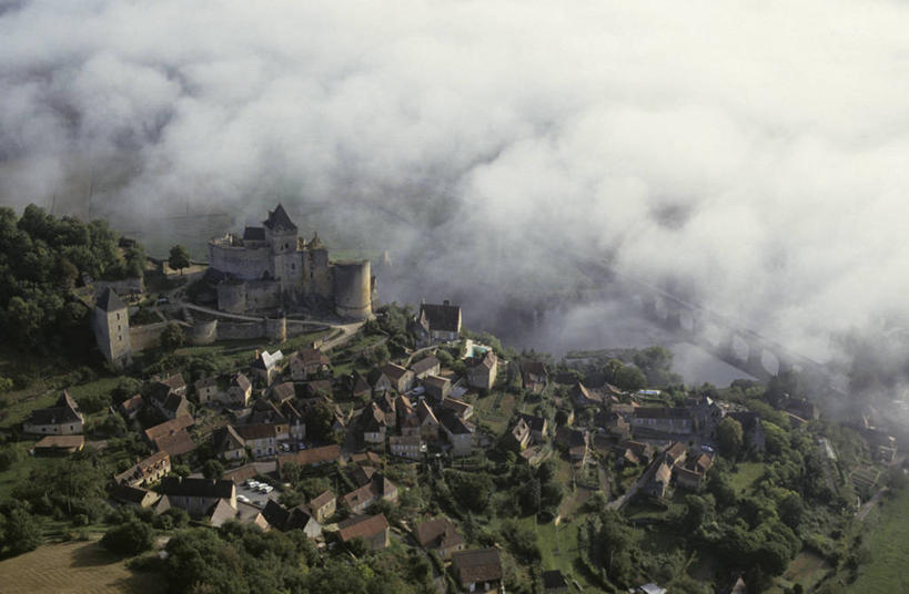 无人,家,横图,俯视,航拍,室外,白天,旅游,度假,美景,山,山脉,树林,植物,雾,法国,欧洲,朦胧,模糊,堡垒,城堡,房屋,屋子,景观,山峰,公寓,山峦,娱乐,洋房,楼房,住宅,树,树木,绿色,自然,群山,享受,休闲,景色,放松,生长,成长,迷雾,西欧,要塞,鸟瞰,法兰西,自然风光,法兰西共和国,阿基坦,法兰西第五共和国,多尔多涅省,亚魁当,阿基坦大区,设防,多尔多涅,大雾,彩图,高角度拍摄,房子,萨拉拉卡内达区,卡斯泰尔诺拉沙佩尔