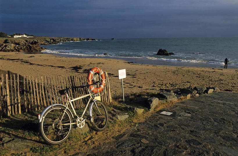 游泳,西方人,一个人,栏杆,站,横图,室外,白天,旅游,度假,海浪,海洋,礁石,石头,美景,沙滩,自行车,法国,欧洲,欧洲人,仅一个男性,仅一个人,仅一个中年男性,一辆,服装,救生圈,沙子,石子,塑料,海岸,景观,浪花,水平线,乌云,云,阴天,云朵,围栏,辽阔,海平线,沙地,云彩,休闲装,娱乐,护栏,车,脚踏车,背面,衣服,天空,自然,海水,塑料制品,游泳圈,交通工具,天,站着,享受,休闲,广阔,休闲服,景色,放松,充气,服饰,一望无际,昏暗,救生,阴沉,西欧,法兰西,自然风光,载具,海景,法兰西共和国,卢瓦尔河地区,法兰西第五共和国,泅水,卢瓦尔河,罗亚尔河,无边无际,一马平川,卢瓦尔,卢瓦尔大区,卢瓦尔河大区,旺代省,男人,男性,中年男性,白种人,大海,风浪,海,海水的波动,海滩,礁,近岸浪,石块,岩石,涌浪,站立,彩图,全身,水天相接,水天一线