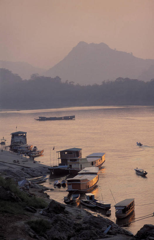无人,竖图,室外,白天,正面,旅游,度假,河流,美景,日落,沙滩,山,山脉,水,轮船,船,老挝,亚洲,沙子,河岸,河水,河滩,景观,山峰,水流,晚霞,霞光,落日,沙地,山峦,娱乐,自然,黄昏,交通工具,群山,享受,休闲,景色,彩霞,放松,东南亚,自然风光,载具,琅勃拉邦,首府,湄公河,老挝人民民主共和国,夕照,薄暮,琅勃拉邦省,銮佛邦,夕阳,彩图,傍晚,斜阳