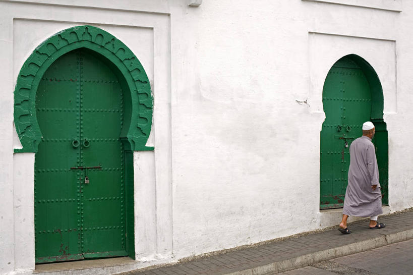 西方人,一个人,走,横图,室外,白天,侧面,民族服装,度假,美景,门,城市风光,城市,帽子,欧洲,非洲,摩洛哥,黑人,欧洲人,仅一个男性,仅一个人,仅一个中年男性,阴影,光线,影子,墙,景观,注视,娱乐,墙壁,墙面,绿色,白色,阳光,门框,观察,看,享受,休闲,景色,放松,观看,察看,关注,省会,阿非利加洲,摩洛哥王国,丹吉尔,丹吉尔省,男人,男性,中年男性,非洲人,步行,散步,走路,彩图,全身,传统服装,民俗服