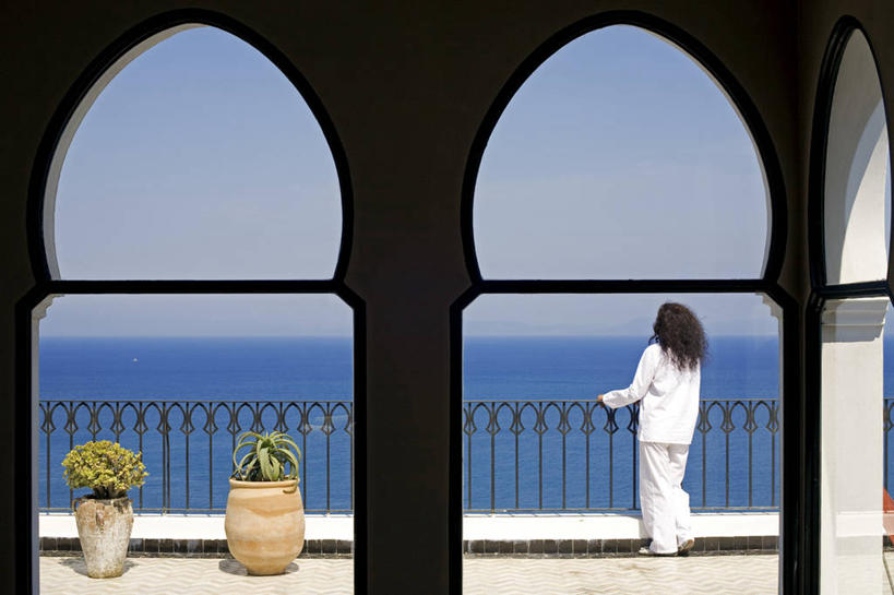 西方人,一个人,栏杆,站,横图,室外,白天,海浪,海洋,植物,欧洲,非洲,摩洛哥,黑人,欧洲人,仅一个女性,仅一个人,握,阴影,服装,裤子,光线,盆栽,影子,浪花,围栏,盆景,休闲裤,休闲装,护栏,背面,衣服,蓝色,绿色,蓝天,天空,阳光,自然,海水,天,站着,仅一个中年女性,休闲,休闲服,握着,服饰,生长,晴朗,成长,海景,万里无云,省会,阿非利加洲,摩洛哥王国,直布罗陀,丹吉尔,丹吉尔省,女人,女性,中年女性,非洲人,大海,风浪,海,海水的波动,近岸浪,涌浪,晴空,晴空万里,站立,彩图,全身