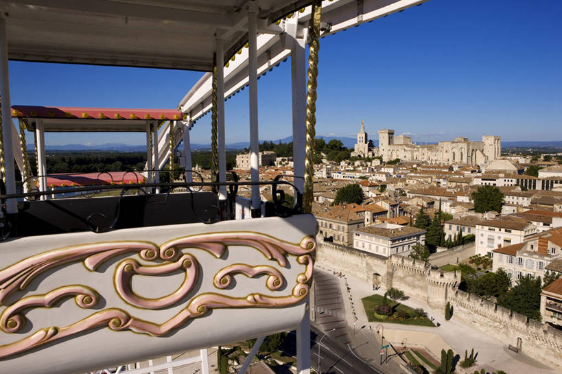 西方人,家,宫殿,栏杆,走,横图,室外,白天,正面,度假,游戏,海浪,海洋,美景,植物,城市风光,城市,法国,欧洲,欧洲人,五个人,行人,阴影,服装,光线,影子,房屋,屋子,景观,浪花,公寓,摩天轮,围栏,许多人,玩,休闲装,娱乐,洋房,护栏,楼房,路人,住宅,树,树木,衣服,蓝色,绿色,蓝天,天空,阳光,自然,海水,天,一群人,享受,休闲,休闲服,景色,放松,服饰,游乐设施,生长,晴朗,成长,活动,哥特式,西欧,沃克吕兹省,发泄,消遣,智力,法兰西,海景,阿维尼翁,万里无云,法兰西共和国,费里斯大转轮,宣泄,法兰西第五共和国,游艺设施,普罗旺斯.阿尔卑斯.蓝色海岸,普罗旺斯.阿尔卑斯.蓝色海岸大区,教皇宫,过客,男人,男性,年轻男性,年轻女性,女人,女性,白种人,大海,风浪,海,海水的波动,近岸浪,涌浪,晴空,晴空万里,步行,散步,玩耍,嬉戏,走路,彩图,全身,房子,皇宫