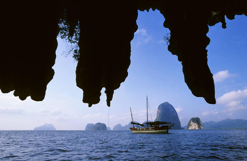 帆船,无人,横图,室外,白天,正面,旅游,度假,海浪,海洋,石头,美景,船,泰国,亚洲,一艘,阴影,光线,石子,影子,景观,浪花,云,云朵,云彩,娱乐,普吉岛,蓝色,白云,蓝天,天空,阳光,自然,海水,交通工具,天,享受,休闲,景色,放松,东南亚,晴朗,自然风光,载具,海景,泰王国,普吉,玛雅海湾,玛雅湾,大海,风浪,海,海水的波动,近岸浪,石块,岩石,涌浪,晴空,彩图