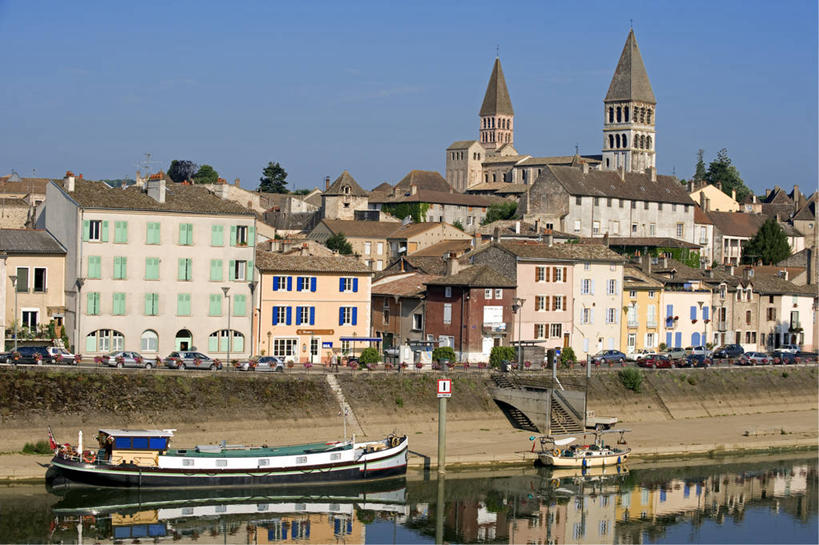 无人,家,教堂,码头,横图,室外,白天,正面,度假,河流,美景,水,植物,城市风光,城市,港口,船,法国,欧洲,阴影,波纹,节日,光线,影子,房屋,屋子,河水,景观,水流,公寓,木船,涟漪,文化,娱乐,洋房,楼房,住宅,树,树木,蓝色,绿色,倒影,蓝天,水纹,天空,阳光,自然,交通工具,波浪,天,祈祷,享受,休闲,健康,景色,放松,许愿,宗教,信仰,生长,晴朗,成长,纪念,祈求,倒映,舟,基督教,勃艮第,西欧,天主教,法兰西,载具,信念,万里无云,法兰西共和国,水晕,法兰西第五共和国,反照,勃艮第大区,索恩.卢瓦尔省,平安,晴空,晴空万里,彩图,房子,摆渡口,埠头,大教堂,渡口,渡头,港湾,海港,货运码头,口岸,礼拜堂,商港