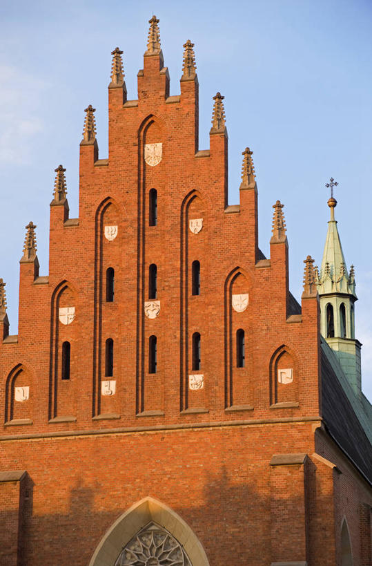 无人,教堂,竖图,室外,白天,仰视,旅游,度假,名胜古迹,标志建筑,地标,建筑,欧洲,波兰,阴影,节日,遗迹,光线,十字架,影子,墙,古迹,文化,文物,娱乐,建设,古建筑,墙壁,墙面,蓝色,蓝天,天空,阳光,天,祈祷,享受,休闲,健康,旅游胜地,放松,许愿,宗教,信仰,晴朗,纪念,祈求,基督教,天主教,信念,古文明,中欧,万里无云,波兰共和国,克拉科夫,克拉科夫省,平安,晴空,晴空万里,彩图,低角度拍摄,大教堂,礼拜堂,克拉科夫老城