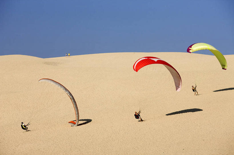西方人,三个人,跳伞运动员,横图,室外,白天,正面,锻炼,旅游,度假,运动,跳伞,美景,沙滩,降落伞,法国,欧洲,欧洲人,阴影,服装,光线,沙子,影子,海岸,景观,沙地,着陆,娱乐,衣服,蓝色,蓝天,天空,阳光,自然,天,享受,休闲,景色,放松,服饰,晴朗,登陆,衣着,西欧,穿着,法兰西,自然风光,载具,下降,降落,万里无云,法兰西共和国,阿基坦,法兰西第五共和国,衣饰,亚魁当,吉伦特省,航空工具,阿基坦大区,减速器,吉伦特,体育,跳伞运动,男人,男性,年轻男性,白种人,海滩,晴空,晴空万里,伞兵,跳伞人,跳伞员,跳伞者,彩图,全身,健身