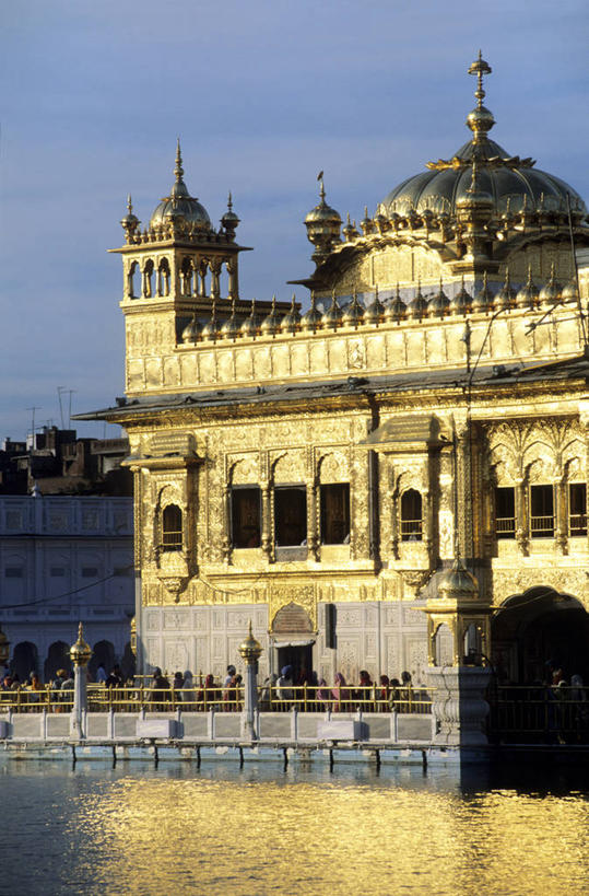 无人,寺庙,竖图,室外,白天,正面,旅游,度假,名胜古迹,日落,植物,标志建筑,地标,建筑,印度,亚洲,波纹,节日,遗迹,池塘,水池,晚霞,霞光,落日,涟漪,古迹,文化,文物,娱乐,建设,古建筑,树,树木,绿色,倒影,水纹,自然,黄昏,庙宇,波浪,祈祷,享受,休闲,健康,旅游胜地,彩霞,放松,许愿,宗教,佛教,信仰,生长,成长,纪念,祈求,倒映,南亚,古文明,首府,印度共和国,水晕,释教,夕照,反照,薄暮,旁遮普,旁遮普邦,阿姆利则,金庙,平安,夕阳,彩图,傍晚,庙,寺,阿密萨,斜阳