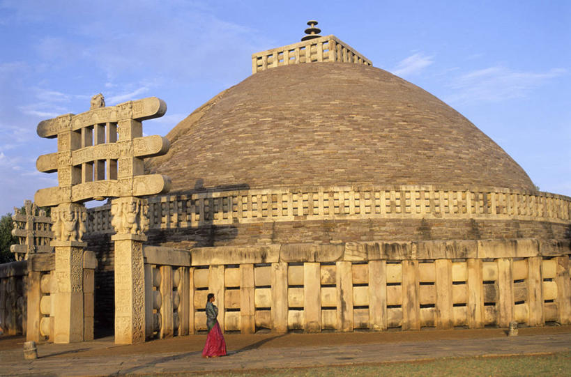 东方人,一个人,寺庙,走,横图,室外,白天,侧面,旅游,度假,名胜古迹,标志建筑,地标,建筑,印度,亚洲,仅一个年轻女性,仅一个女性,仅一个人,阴影,服装,节日,遗迹,光线,影子,云,云朵,塔,云彩,黄种人,古迹,文化,文物,娱乐,建设,古建筑,宝塔,佛塔,衣服,蓝色,白云,蓝天,天空,阳光,庙宇,天,祈祷,享受,休闲,健康,旅游胜地,放松,许愿,宗教,服饰,佛教,信仰,晴朗,纪念,祈求,衣着,穿着,南亚,古文明,首府,印度共和国,衣饰,释教,浮图,浮屠,中央邦,博帕尔,平安,年轻女性,女人,女性,亚洲人,晴空,步行,散步,走路,彩图,全身,庙,寺,塔婆,浮图塔,浮头,佛图,桑吉,桑奇大塔