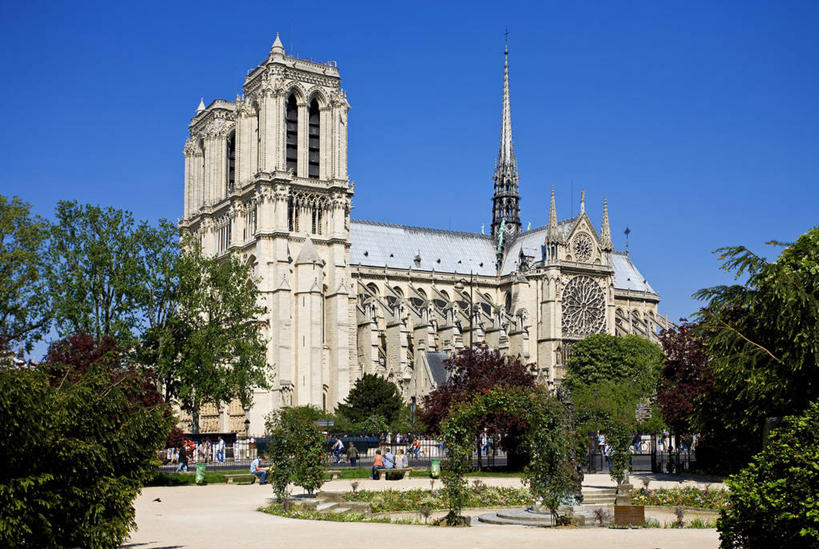 无人,教堂,横图,室外,白天,仰视,旅游,度假,名胜古迹,植物,标志建筑,地标,建筑,法国,巴黎,巴黎圣母院,欧洲,阴影,节日,遗迹,光线,影子,首都,古迹,文化,文物,娱乐,建设,古建筑,树,树木,蓝色,绿色,蓝天,天空,阳光,自然,天,祈祷,享受,休闲,健康,旅游胜地,放松,许愿,宗教,信仰,生长,晴朗,成长,纪念,哥特式,祈求,基督教,西欧,天主教,法兰西,塞纳河,信念,古文明,哥特式建筑,万里无云,法兰西共和国,巴黎圣母院大教堂,法兰西第五共和国,法兰西岛,法兰西岛大区,城岛,西岱岛,西堤岛,平安,晴空,晴空万里,彩图,低角度拍摄,大教堂,礼拜堂,斯德岛,西泰岛,巴黎省,巴黎市