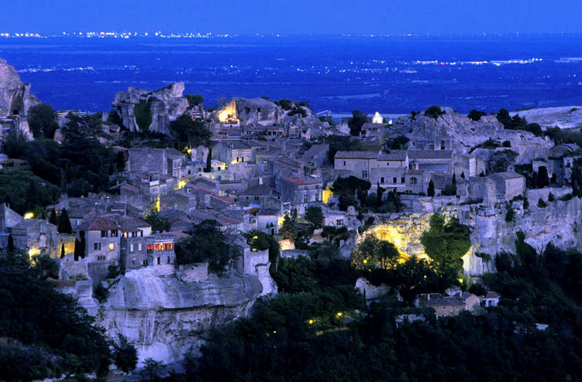 无人,家,横图,俯视,航拍,室外,夜晚,旅游,度假,美景,城市风光,城市,建筑,路灯,照明,法国,欧洲,阴影,光线,影子,房屋,屋子,景观,悬崖,公寓,灯光,娱乐,建设,洋房,楼房,住宅,灯,享受,休闲,景色,放松,照亮,照明设备,西欧,鸟瞰,法兰西,法兰西共和国,法兰西第五共和国,绝壁,普罗旺斯.阿尔卑斯.蓝色海岸,普罗旺斯.阿尔卑斯.蓝色海岸大区,罗讷河口省,罗讷河口,彩图,高角度拍摄,房子