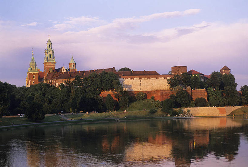 无人,家,横图,室外,白天,正面,旅游,度假,河流,名胜古迹,日落,水,植物,标志建筑,地标,建筑,欧洲,波兰,波纹,遗迹,堡垒,城堡,房屋,屋子,河水,水流,晚霞,霞光,落日,公寓,涟漪,古迹,文物,娱乐,建设,古建筑,洋房,楼房,住宅,树,树木,绿色,倒影,水纹,自然,黄昏,波浪,享受,休闲,旅游胜地,彩霞,放松,生长,成长,倒映,要塞,古文明,中欧,水晕,夕照,反照,波兰共和国,薄暮,克拉科夫,设防,克拉科夫省,夕阳,彩图,傍晚,房子,斜阳,克拉科夫老城