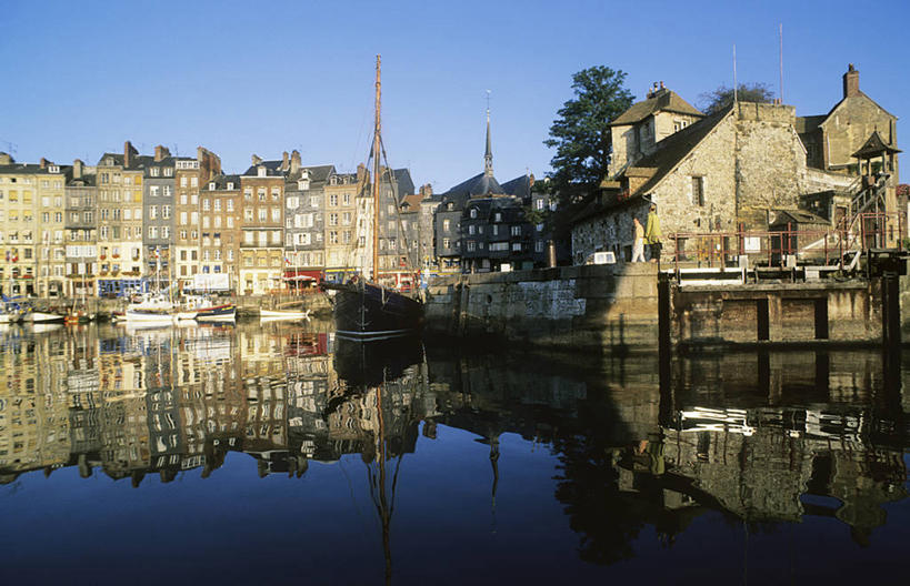 帆船,无人,家,横图,室外,白天,正面,旅游,度假,海浪,海洋,美景,植物,城市风光,城市,建筑,船,法国,欧洲,阴影,光线,影子,房屋,屋子,景观,浪花,公寓,娱乐,建设,洋房,楼房,住宅,树,树木,蓝色,绿色,倒影,蓝天,天空,阳光,自然,海水,交通工具,天,享受,休闲,景色,放松,生长,晴朗,成长,倒映,西欧,法兰西,载具,海景,万里无云,法兰西共和国,法兰西第五共和国,反照,下诺曼底,下诺曼底大区,卡尔瓦多斯省,翁夫勒,大海,风浪,海,海水的波动,近岸浪,涌浪,晴空,晴空万里,彩图,房子