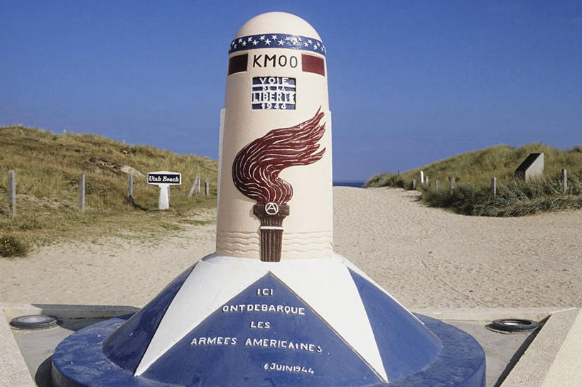 无人,横图,室外,白天,正面,旅游,度假,草地,草坪,名胜古迹,植物,标志建筑,道路,地标,建筑,路,法国,欧洲,阴影,遗迹,光线,英文,标志,文字,影子,字符,字母,纪念碑,小路,交通,古迹,文物,娱乐,标识,建设,古建筑,草,蓝色,绿色,蓝天,天空,阳光,天,享受,休闲,旅游胜地,放松,晴朗,英文字母,西欧,法兰西,古文明,万里无云,法兰西共和国,法兰西第五共和国,下诺曼底,下诺曼底大区,芒什省,晴空,晴空万里,彩图,科唐坦半岛