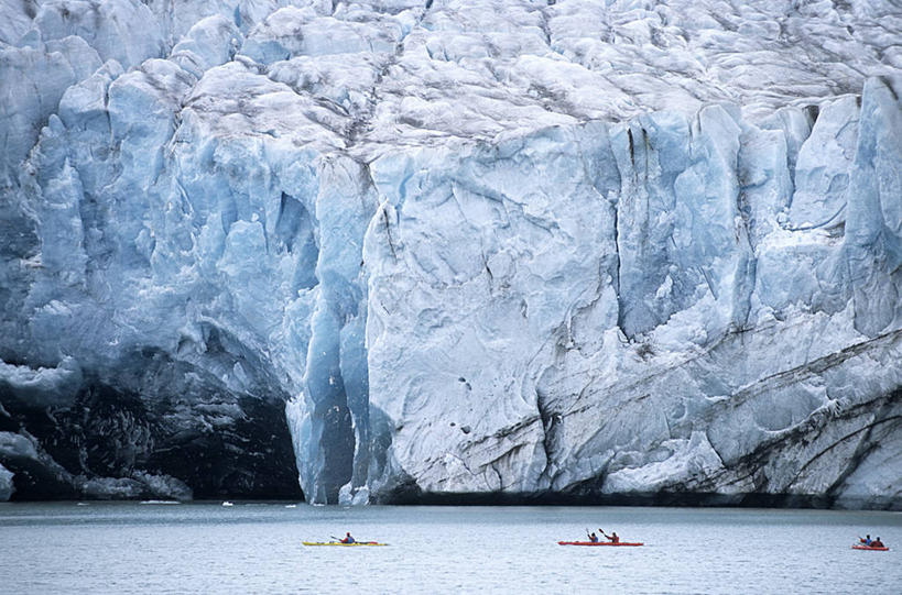 皮划艇,西方人,坐,横图,室外,白天,正面,旅游,度假,冰山,海浪,海洋,美景,山,船,挪威,欧洲,欧洲人,五个人,服装,冰,景观,浪花,山峰,山峦,许多人,娱乐,冰川,衣服,自然,海水,交通工具,一群人,享受,休闲,景色,放松,寒冷,服饰,冰冷,衣着,斯堪的纳维亚,穿着,自然风光,载具,北欧,斯堪的那维亚,斯堪的那维亚半岛,斯堪的纳维亚半岛,冰河,海景,斯瓦尔巴群岛,严寒,冰凉,酷寒,凛冽,凛凛,极冷,衣饰,挪威王国,斯匹次卑尔根群岛,斯瓦尔巴特群岛,斯瓦尔巴德群岛,男人,男性,年轻男性,年轻女性,女人,女性,白种人,大海,风浪,海,海水的波动,近岸浪,涌浪,坐着,彩图,全身