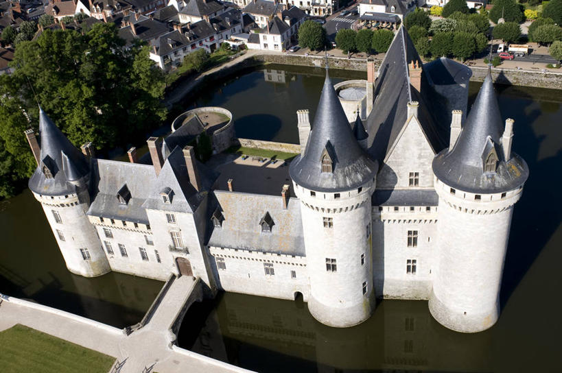 无人,家,横图,俯视,航拍,室外,白天,旅游,度假,草地,草坪,河流,名胜古迹,水,植物,标志建筑,地标,建筑,法国,欧洲,阴影,波纹,遗迹,光线,影子,堡垒,城堡,房屋,屋子,河水,水流,公寓,涟漪,古迹,文物,娱乐,建设,古建筑,洋房,楼房,住宅,草,树,树木,绿色,倒影,水纹,阳光,自然,波浪,享受,休闲,旅游胜地,放松,生长,成长,倒映,西欧,要塞,鸟瞰,法兰西,古文明,法兰西共和国,水晕,法兰西第五共和国,反照,设防,卢瓦雷省,中央大区,彩图,高角度拍摄,房子