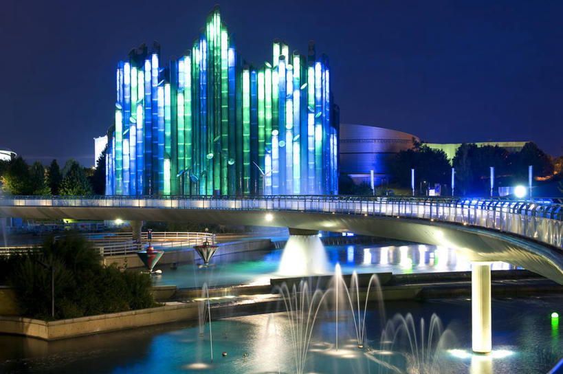 无人,游乐园,横图,彩色,室外,夜晚,正面,度假,美景,水,植物,城市风光,城市,大桥,霓虹灯,喷泉,桥梁,夜景,游乐场,法国,欧洲,阴影,飞溅,溅,光线,液体,影子,景观,水滴,斜拉桥,桥,灯光,七彩,文化,娱乐,光源,霓虹,灯,水珠,树,树木,绿色,自然,品味,享受,休闲,景色,放松,生长,成长,照明设备,西欧,喷洒,法兰西,水景,法兰西共和国,首府,氖灯,美观,法兰西第五共和国,乐园,主题公园,斜张桥,普瓦图.夏朗德,普瓦图.夏朗德大区,维埃纳,普瓦捷,普瓦提埃,设计,彩图,人造公园,主题乐园