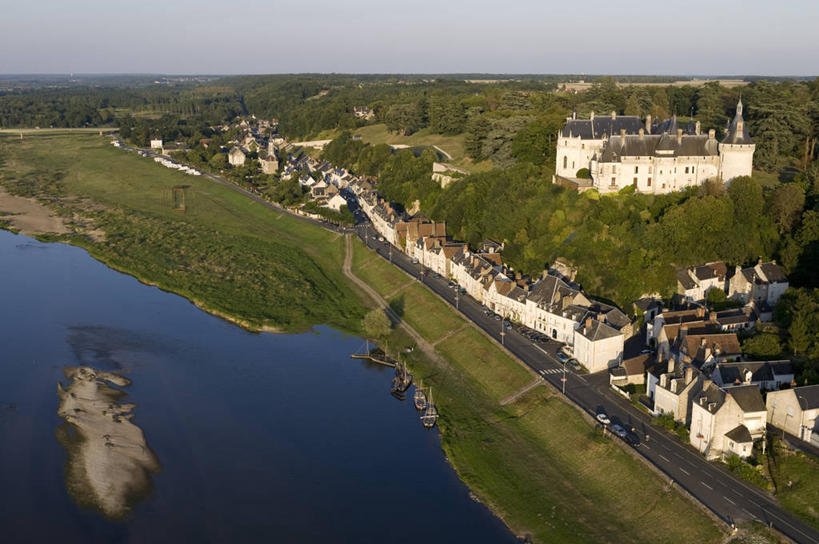 无人,家,横图,俯视,航拍,室外,白天,旅游,度假,草地,草坪,河流,名胜古迹,树林,水,植物,标志建筑,地标,建筑,法国,欧洲,阴影,波纹,遗迹,光线,影子,堡垒,城堡,房屋,屋子,河水,水流,云,云朵,涟漪,云彩,古迹,文物,娱乐,建设,古建筑,楼房,住宅,草,树,树木,蓝色,绿色,白云,倒影,蓝天,水纹,天空,阳光,自然,波浪,天,享受,休闲,旅游胜地,放松,生长,晴朗,成长,倒映,西欧,要塞,鸟瞰,法兰西,古文明,法兰西共和国,水晕,法兰西第五共和国,反照,设防,卢瓦尔.谢尔省,中央大区,晴空,彩图,高角度拍摄,房子