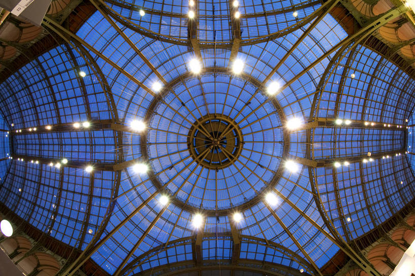 无人,博物馆,横图,室内,夜晚,仰视,购物,旅游,度假,消费,窗户,天花板,标志建筑,地标,建筑,照明,法国,巴黎,欧洲,阴影,研究,光线,影子,天窗,灯光,首都,教育,娱乐,建设,顶灯,玻璃窗,灯,灯具,享受,休闲,旅游胜地,放松,展览,照亮,照明设备,西欧,欣赏,法兰西,陈列,香榭丽舍大道,法兰西共和国,法兰西第五共和国,法兰西岛,爱丽舍田园大街,香榭丽舍大街,巴黎大皇宫,巴黎大皇宫美术馆,法兰西岛大区,典藏,彩图,低角度拍摄,巴黎省,巴黎市