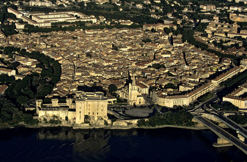 无人,家,横图,俯视,航拍,室外,白天,旅游,度假,河流,美景,水,植物,城市风光,城市,建筑,法国,欧洲,阴影,波纹,光线,影子,房屋,屋子,河水,景观,水流,公寓,建筑群,涟漪,娱乐,建设,洋房,楼房,住宅,树,树木,绿色,倒影,水纹,阳光,自然,波浪,享受,休闲,景色,放松,生长,成长,倒映,西欧,鸟瞰,法兰西,法兰西共和国,水晕,法兰西第五共和国,反照,普罗旺斯.阿尔卑斯.蓝色海岸,普罗旺斯.阿尔卑斯.蓝色海岸大区,罗讷河口省,罗讷河口,彩图,高角度拍摄,房子,塔拉斯孔