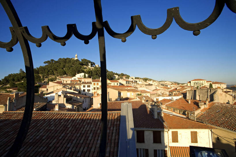 无人,家,横图,室外,白天,正面,度假,美景,植物,城市风光,城市,建筑,法国,欧洲,阴影,光线,瓦片,影子,房屋,屋顶,屋子,景观,顶棚,瓦,娱乐,楼房,住宅,树,树木,蓝色,绿色,蓝天,天空,阳光,自然,天,享受,休闲,景色,放松,建造,生长,晴朗,成长,西欧,法兰西,屋瓦,万里无云,法兰西共和国,法兰西第五共和国,普罗旺斯.阿尔卑斯.蓝色海岸,普罗旺斯.阿尔卑斯.蓝色海岸大区,罗讷河口省,罗讷河口,晴空,晴空万里,彩图,房子,阿洛,马赛区