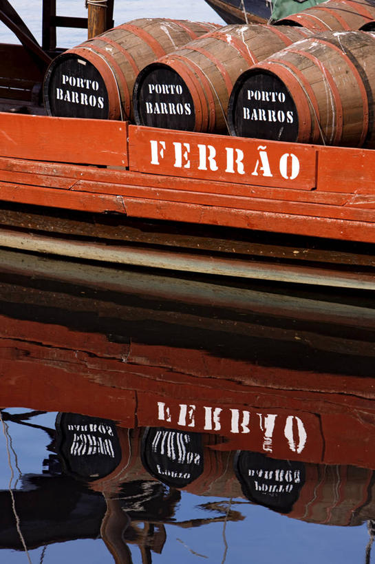 无人,竖图,俯视,室外,白天,度假,河流,美景,水,城市风光,城市,西班牙,葡萄牙,欧洲,阴影,波纹,光线,英文,标志,木桶,桶,文字,影子,字符,字母,河水,景观,水流,涟漪,娱乐,标识,波尔图,杜罗河,倒影,水纹,阳光,容器,波浪,享受,休闲,景色,放松,储藏,英文字母,倒映,储存,南欧,水晕,西班牙王国,葡萄牙共和国,反照,彩图,高角度拍摄,贮存,斗罗河,索里亚省