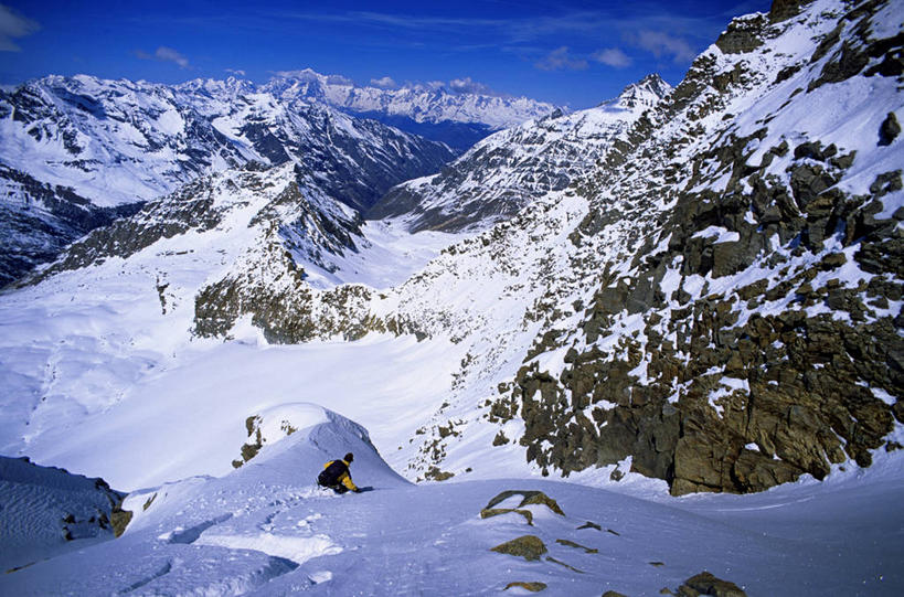 西方人,一个人,公园,站,横图,俯视,室外,白天,旅游,度假,石头,美景,山,雪,雪山,大雪,意大利,欧洲,欧洲人,仅一个男性,仅一个人,阴影,服装,光线,石子,影子,冰,积雪,景观,山顶,山峰,雪景,云,云朵,冬季,冬天,山峦,云彩,娱乐,仅一个年轻男性,衣服,蓝色,白云,蓝天,天空,阳光,自然,天,站着,享受,休闲,景色,放松,寒冷,服饰,晴朗,冰冷,国家公园,衣着,穿着,南欧,自然风光,意大利共和国,首府,严寒,冰凉,酷寒,凛冽,凛凛,极冷,衣饰,颠峰,极峰,奥斯塔,瓦莱达奥斯塔,瓦莱达奥斯塔大区,大帕拉迪索国家公园,男人,男性,年轻男性,白种人,石块,岩石,晴空,站立,彩图,高角度拍摄,全身