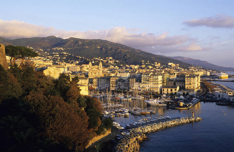 帆船,无人,家,横图,俯视,航拍,室外,白天,旅游,度假,海浪,海洋,美景,山,山脉,树林,植物,城市风光,城市,建筑,船,法国,欧洲,阴影,光线,影子,房屋,屋子,景观,浪花,山峰,云,云朵,公寓,山峦,云彩,娱乐,建设,洋房,楼房,住宅,树,树木,蓝色,绿色,白云,蓝天,天空,阳光,自然,海水,交通工具,群山,天,享受,休闲,景色,放松,生长,晴朗,成长,科西嘉,科西嘉岛,西欧,鸟瞰,法兰西,载具,海景,法兰西共和国,法兰西第五共和国,巴斯蒂亚,科西嘉大区,大海,风浪,海,海水的波动,近岸浪,涌浪,晴空,彩图,高角度拍摄,房子