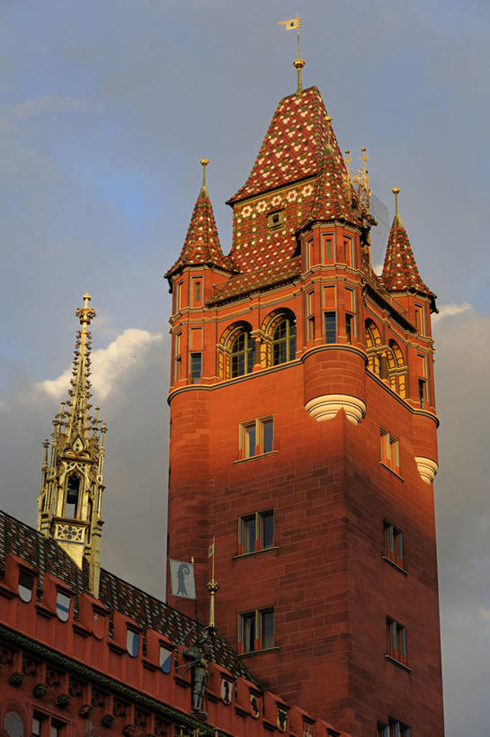 无人,家,竖图,室外,白天,仰视,度假,美景,窗户,城市风光,城市,瑞士,欧洲,阴影,光线,影子,房屋,墙,屋子,景观,云,云朵,云彩,娱乐,楼房,玻璃窗,墙壁,墙面,住宅,蓝色,白云,蓝天,天空,阳光,天,享受,休闲,景色,放松,晴朗,中欧,首府,巴塞尔,瑞士联邦,巴塞尔城市州,晴空,彩图,低角度拍摄,房子