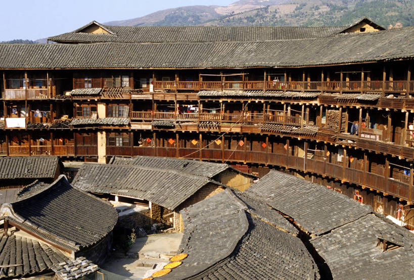 无人,家,栏杆,横图,俯视,室外,白天,旅游,度假,名胜古迹,标志建筑,地标,建筑,中国,亚洲,阴影,遗迹,光线,瓦片,影子,房屋,屋顶,屋子,围栏,顶棚,瓦,古迹,文物,娱乐,建设,古建筑,护栏,楼房,住宅,蓝色,蓝天,天空,阳光,天,享受,休闲,旅游胜地,放松,建造,晴朗,福建,古文明,东亚,屋瓦,土楼,福建省,永定县,湖坑镇,万里无云,中华人民共和国,华东地区,闽,龙岩,龙岩市,晴空,晴空万里,彩图,高角度拍摄,房子,福建土楼,客家土楼,客家土围楼,圆形围屋