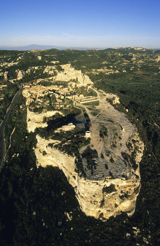 无人,竖图,俯视,航拍,室外,白天,旅游,度假,石头,美景,森林,树林,植物,法国,欧洲,阴影,光线,石子,影子,景观,悬崖,娱乐,树,树木,蓝色,绿色,蓝天,天空,阳光,自然,天,享受,休闲,景色,放松,生长,晴朗,成长,西欧,鸟瞰,法兰西,自然风光,万里无云,法兰西共和国,法兰西第五共和国,绝壁,普罗旺斯.阿尔卑斯.蓝色海岸,普罗旺斯.阿尔卑斯.蓝色海岸大区,罗讷河口省,罗讷河口,石块,岩石,晴空,晴空万里,彩图,高角度拍摄