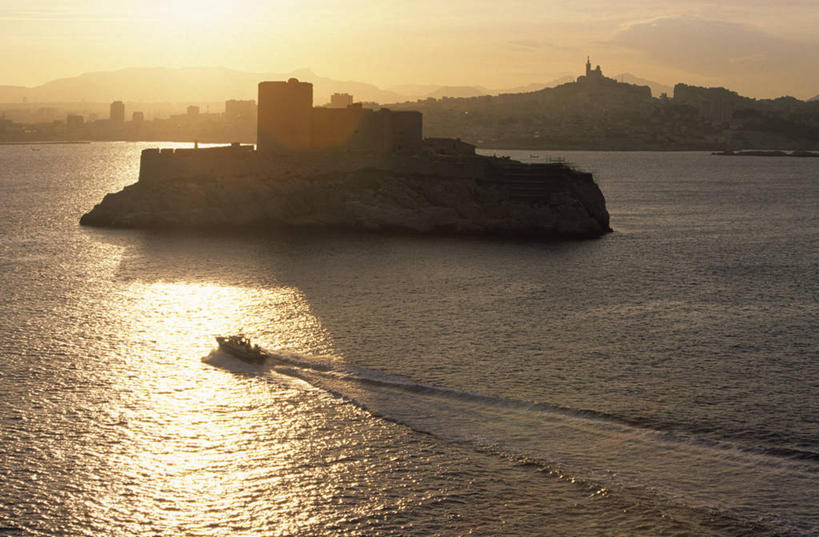 无人,教堂,横图,俯视,航拍,室外,白天,旅游,度假,马赛,岛屿,海浪,海洋,名胜古迹,日落,标志建筑,地标,建筑,轮船,船,法国,欧洲,阴影,波纹,飞溅,节日,遗迹,溅,光线,液体,影子,堡垒,城堡,岛,浪花,水滴,晚霞,霞光,落日,背光,古迹,文化,文物,娱乐,建设,古建筑,水珠,水纹,阳光,海水,黄昏,船尾波,交通工具,波浪,祈祷,享受,休闲,健康,旅游胜地,彩霞,放松,许愿,宗教,信仰,纪念,祈求,基督教,西欧,普罗旺斯,要塞,鸟瞰,喷洒,天主教,法兰西,载具,逆光,海景,信念,古文明,法兰西共和国,首府,法兰西第五共和国,普罗旺斯省,夕照,薄暮,普罗旺斯.阿尔卑斯.蓝色海岸,普罗旺斯.阿尔卑斯.蓝色海岸大区,设防,平安,大海,风浪,海,海水的波动,近岸浪,列岛,群岛,涌浪,诸岛,夕阳,彩图,高角度拍摄,傍晚,大教堂,礼拜堂,圣母加德大教堂,斜阳,伊夫堡,伊夫岛