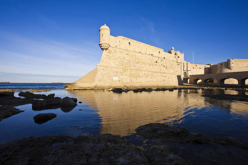 无人,横图,室外,白天,正面,旅游,度假,海浪,海洋,石头,名胜古迹,标志建筑,地标,建筑,法国,欧洲,阴影,遗迹,光线,石子,影子,墙,浪花,水平线,云,云朵,辽阔,海平线,云彩,古迹,文物,娱乐,建设,古建筑,墙壁,墙面,蓝色,白云,蓝天,天空,阳光,海水,天,享受,休闲,广阔,旅游胜地,放松,晴朗,一望无际,西欧,法兰西,海景,古文明,法兰西共和国,法兰西第五共和国,无边无际,一马平川,普罗旺斯.阿尔卑斯.蓝色海岸,普罗旺斯.阿尔卑斯.蓝色海岸大区,罗讷河口省,罗讷河口,大海,风浪,海,海水的波动,近岸浪,石块,岩石,涌浪,晴空,彩图,水天相接,水天一线,马尔蒂盖