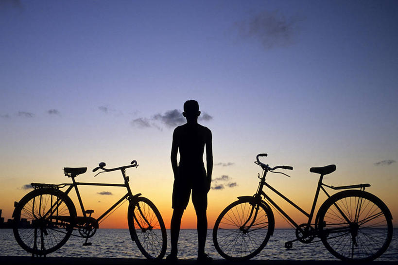 西方人,一个人,站,横图,室外,白天,旅游,度假,海浪,海洋,美景,日落,沙滩,自行车,古巴,欧洲,欧洲人,仅一个男性,仅一个人,两辆,服装,沙子,海岸,景观,浪花,晚霞,霞光,落日,沙地,首都,背光,娱乐,车,脚踏车,仅一个年轻男性,背面,衣服,自然,海水,黄昏,交通工具,站着,享受,休闲,景色,彩霞,放松,服饰,北美,北美洲,衣着,穿着,自然风光,载具,美洲,逆光,海景,哈瓦那,北亚美利加洲,亚美利加洲,衣饰,古巴共和国,夕照,薄暮,男人,男性,年轻男性,白种人,大海,风浪,海,海水的波动,海滩,近岸浪,涌浪,夕阳,站立,彩图,全身,傍晚,哈瓦那市,夏湾拿,斜阳