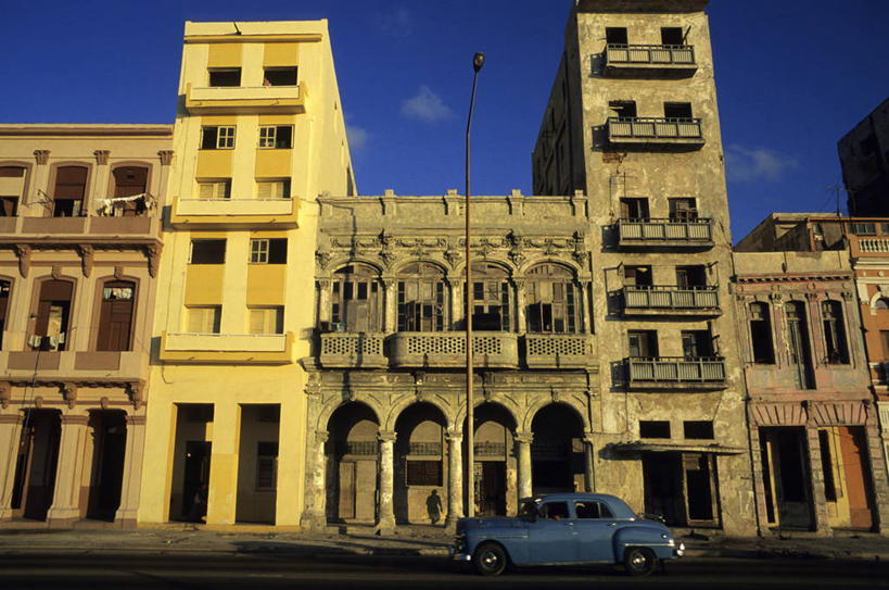无人,家,横图,室外,白天,仰视,旅游,度假,美景,门,城市风光,城市,建筑,路灯,汽车,照明,古巴,阴影,光线,影子,房屋,墙,屋子,景观,云,云朵,公寓,拱门,灯光,首都,云彩,娱乐,建设,洋房,楼房,墙壁,墙面,住宅,车,灯,蓝色,白云,蓝天,天空,阳光,门框,交通工具,轿车,天,享受,休闲,景色,放松,晴朗,照亮,北美,北美洲,照明设备,载具,美洲,哈瓦那,北亚美利加洲,亚美利加洲,古巴共和国,晴空,彩图,低角度拍摄,房子,哈瓦那市,夏湾拿