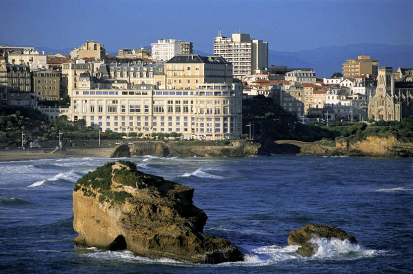 无人,家,横图,室外,白天,正面,旅游,度假,海浪,海洋,石头,美景,水,植物,城市风光,城市,建筑,法国,欧洲,阴影,飞溅,溅,光线,石子,液体,影子,房屋,屋子,景观,浪花,水滴,公寓,娱乐,建设,洋房,楼房,住宅,水珠,树,树木,蓝色,绿色,蓝天,天空,阳光,自然,海水,天,享受,休闲,景色,放松,生长,晴朗,成长,西欧,喷洒,法兰西,海景,万里无云,法兰西共和国,比亚里茨,阿基坦,法兰西第五共和国,亚魁当,阿基坦大区,大海,风浪,海,海水的波动,近岸浪,石块,岩石,涌浪,晴空,晴空万里,彩图,房子,比利牛斯.大西洋省