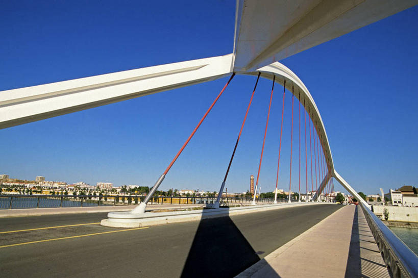 无人,横图,室外,白天,正面,度假,河流,美景,水,植物,城市风光,城市,大桥,桥梁,西班牙,欧洲,阴影,光线,影子,河水,景观,水流,斜拉桥,桥,娱乐,安达卢西亚,塞维利亚,树,树木,蓝色,绿色,蓝天,天空,阳光,自然,天,享受,休闲,景色,放松,生长,晴朗,成长,南欧,安达鲁西亚,塞维尔,万里无云,首府,西班牙王国,安达卢西亚自治区,斜张桥,晴空,晴空万里,彩图,瓜达尔基维尔河